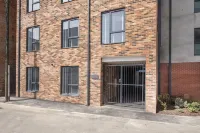 Elliot Oliver - Chic 2 Bedroom Town Centre Apartment