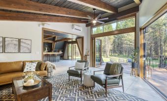 Lazy River Glamp-house by Avantstay Newly Built, Luxe Indoor-outdoor Living