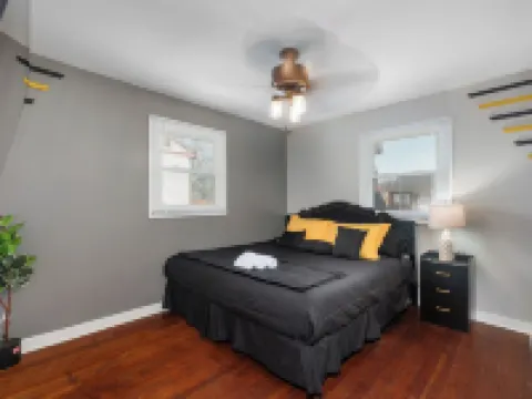 20Mins from Beach, 10Guests/Wifi/1.2 Baths/Ping Pong/Pool Table/Treadmill Hotels in Gary