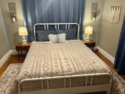Charming 3-bedroom bungalow in delightful Fort Smith with WiFi, AC