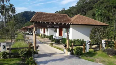 Koh Ngai Paradise Beach Отели рядом с достопримечательностью «Kuan Tong Rock»