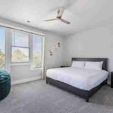 3 Beds + Safe & Quiet! 10toAirport & 15toDowntown! Rooms