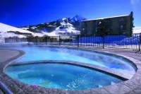 Family friendly, 4BR condo. Walking distance to slopes, hot tub & town shuttle!