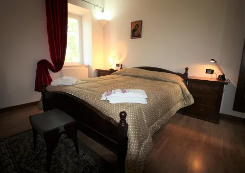 Large apartment with shared swimming pool, located in a natural park, Rome 100 km