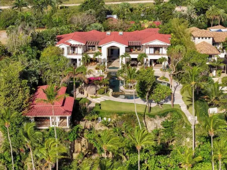 Beach Villa specializing in weddings, milestone & corporate events. Отели рядом с достопримечательностью «Playa de Caletón Grande»