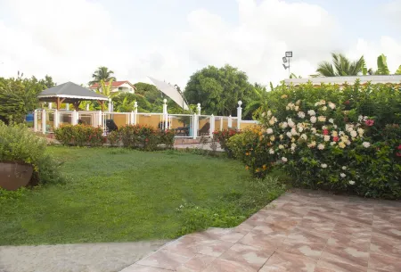 Luxury Villa Bel Air for 6 people with swimming pool, terrace and garden Отели в г. Капестер-Бель-О