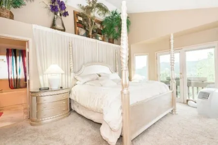 VIEWS-LUXURY--REDROCKS CONCERTS--SKI-CASINOS-HOUSE ON SIDE MNT - GREAT VIEWS Отели рядом с достопримечательностью «Boettcher Mansion»