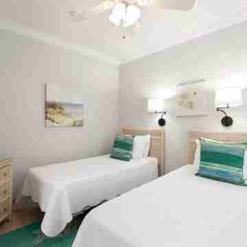 3 bedroom beachfront penthouse with stunning views! Rooms