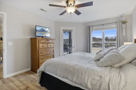 GORGEOUS LAKEFRONT condo with BEACH, 2 pools, and AMAZING views! Отели в г. Осейдж-Бич