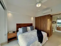 Luxe 2BR/2BA Pool & Jacuzzi! Hotels in 