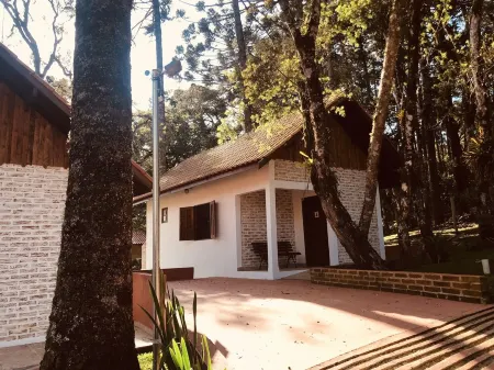 CHALET BORDEAUX Отели рядом с достопримечательностью «Escola Mineira de Falcoaria»