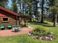 Blinn's Landing: Historic Riverfront Log Cabin, Dock & Mountain Views. Dogs OK! Hotels near LaPine State Park