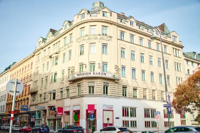 ホテル ペンション バロン アム ショッテントーア