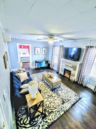 Lovely 1 bedroom apartment in a central location Отели рядом с достопримечательностью «R. W. Norton Art Gallery»