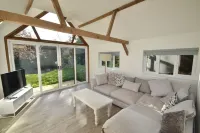 3 bed converted chapel with lake view Hotels in Horsham
