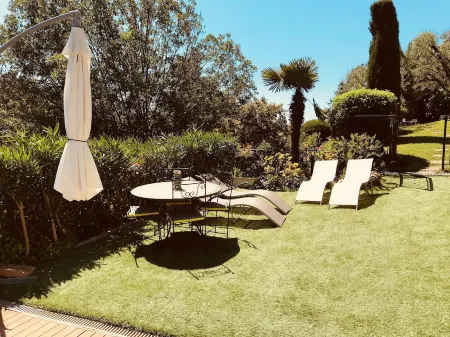 Duplex apartment in luxury villa Отели рядом с достопримечательностью «Сен-Поль-де-Ванс»