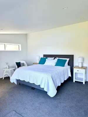 ‘BAYHAVEN’ on the waters edge at beautiful McKenzie Bay, Whangarei Heads Hotels in Whangarei Heads