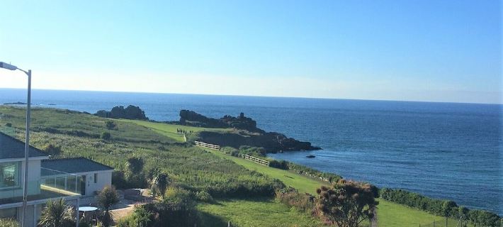 Gull Rock is a Frontline House above Porthmeor Beach,  with Amazing Sea Views Hotele w: Saint Ives