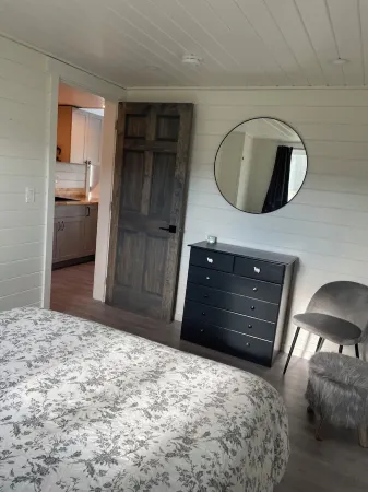 Sunrise Loft cozy private beach front house storm watching sleeps 4 Отели в г. Скина-Квин Шарлотт