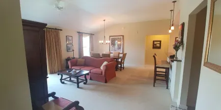 GOLF AVAILABLE!! LUXURY CONDO IN WORLD GOLF VILLAGE, 2 BDRM, 2 BATH, Отели рядом с достопримечательностью «World Golf Village»