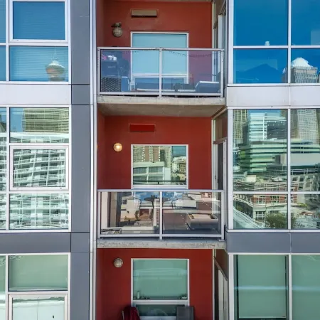 Downtown Chic Retreat | Elegant + Free Parking