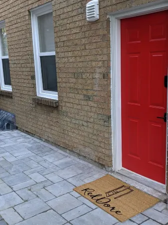 RedDore - 2 Bedroom Cozy Basement Suite Отели рядом со станцией Pickering GO