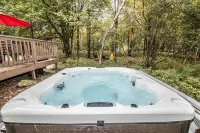 Robin's Nest ~ Hot tub ~ Firepit ~Kids Indoor Treehouse ~Gameroom ~Close to Ski