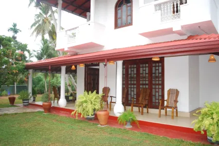 Maali,s Residence ........ Peaceful coastal Village in Midigama - Galle Отели рядом с достопримечательностью «Resthouse Handiya Bo Tree»
