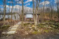 Cozy Haven: A Romantic Retreat in our Tiny House!
