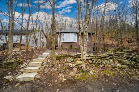 Cozy Haven: A Romantic Retreat in our Tiny House! Отели в г. Уоллкилл