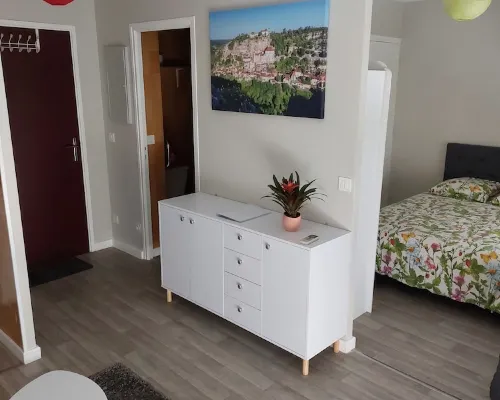 Studio type T2, hypercentre, furnished with air conditioning and parking Hotels in Gramat