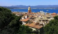 House on the Gulf of Saint Tropez with a view of Grimaud Hotels in Cogolin