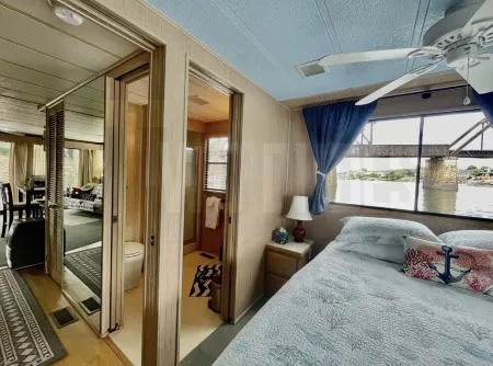 Downtown Retreat Aboard Savannah Rae Отели рядом с достопримечательностью «Медоу Гарден»