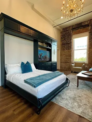 2 Bdrm/2 Bath Corner Penthouse Suite for 6, Steps to the Cruises & the Strand!