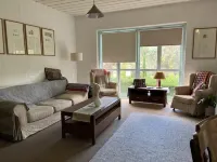 Family friendly apartment walking distance to Castlemaine’s restaurants.