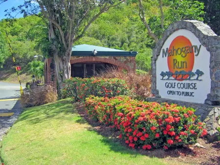 St Thomas Ocean View hide away! Отели рядом с достопримечательностью «Парк Магенс Бэй»