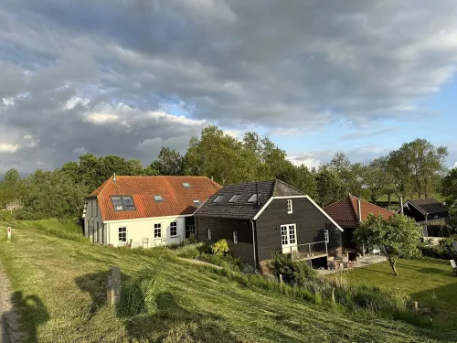 Ruime Boerderij in Prachtige Natuur Naast Werk aan het Spoel aan de Lek
