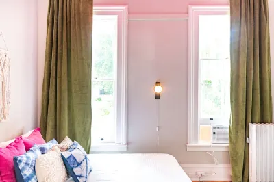 Grant - A Tranquil One Bedroom Steps from River