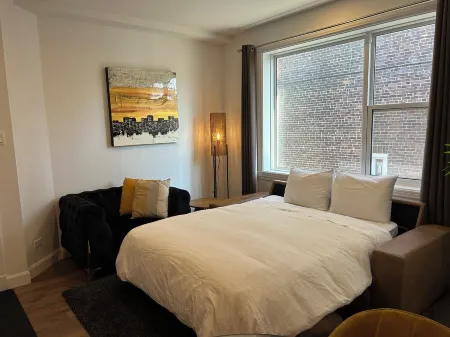 Love nest 1 river from the castle! Free parking! Refurbished, Air conditioner Отели рядом с достопримечательностью «Парк Солей»