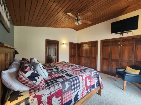 Spectacular Mountain View Chalet - Family and Dog friendly, Hot tub, Wi-Fi, Roku