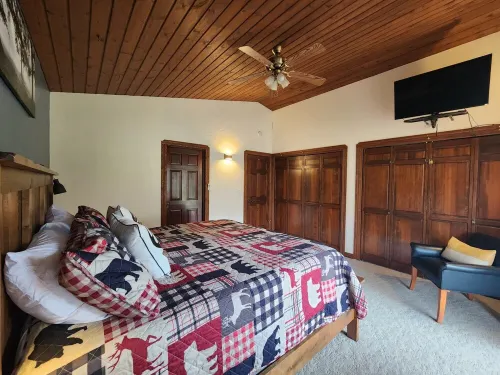 Spectacular Mountain View Chalet - Family and Dog friendly, Hot tub, Wi-Fi, Roku