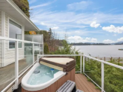 Beach Front Retreat :Private Beach and Dock Access, Hot Tub, BBQ &Free Kayaks! Hotels in Sooke