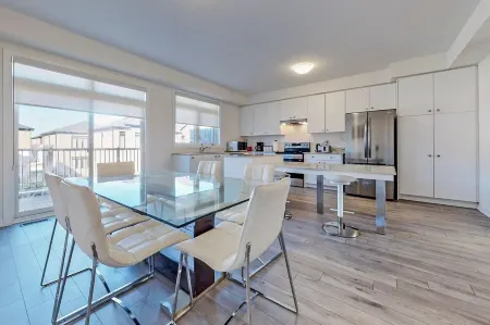 NEWLY BUILT LUXURIOUS 3BRM TOWN HS/AIRPORT/PARKING