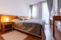 Bright One Bedroom Flat next to Gondola Ski Lift Hotel a