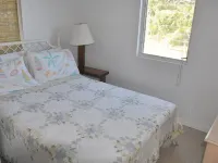 On hilltop with pool. Only 400 feet down to waterfront, dock & kayaks.  호텔