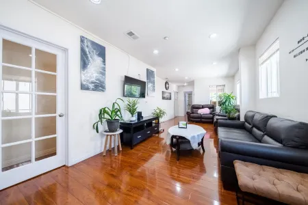 7 Bedrooms *May House* Gated Close to Chinatown Отели рядом с достопримечательностью «Fatman Ding Plaza»