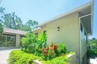 Luxury 5-bedroom villa in west end Roatan with pool Hotel a 