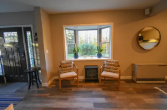 Cheerful 3 bed/2.5 bath home w/ hot tub - sleeps 9