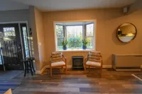 Cheerful 3 bed/2.5 bath home w/ hot tub - sleeps 9