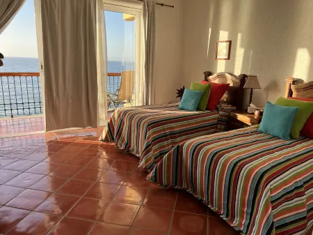 Oceanfront Condo On The Beach With Panoramic Views